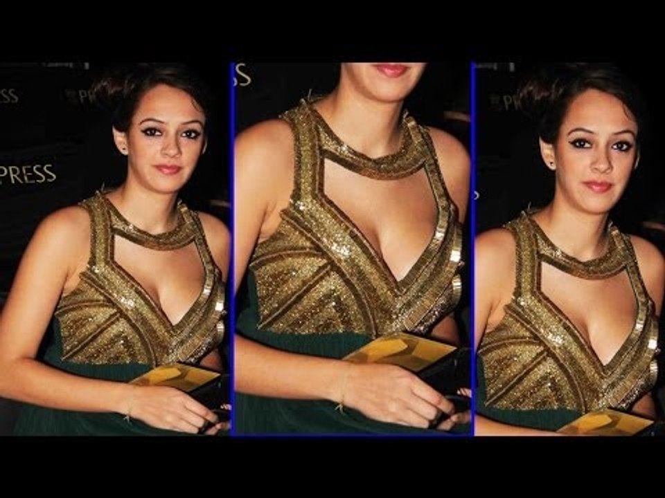 Sexy Hazel Keech Exposing Deep Cleavage
