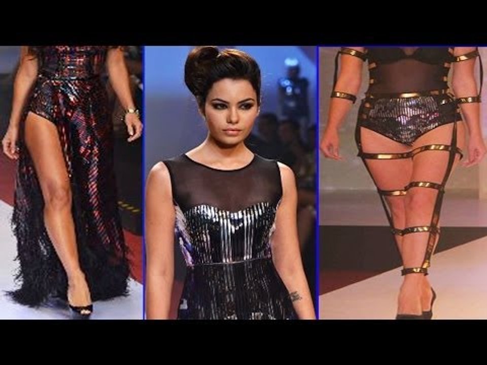 Hot Models On Ramp - Signature Fashion Week 2013