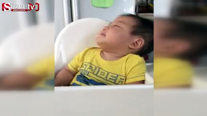 3 işi bir arada yapan bebek!