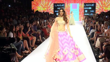 LFW Chittiyaan Kalaiyaan singer adds music to Ileanas ramp walk