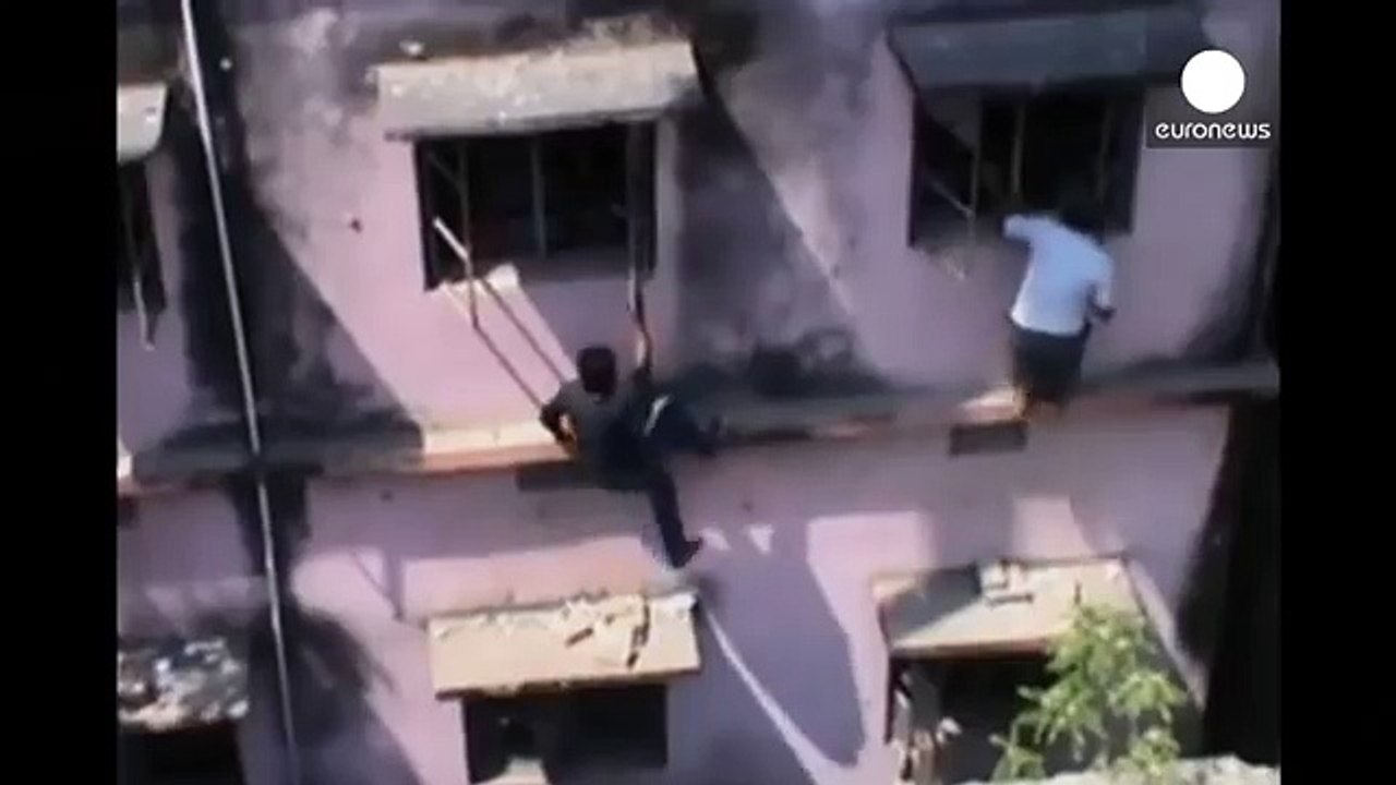 Des centaines de parents d'élève escaladent la façade du centre d'examen pour fournir des antisèches