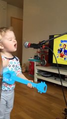 Un enfant chante du Ed Sheeran