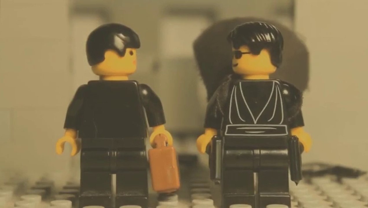 Quand LEGO modifie la fin de MATRIX : Lobby Fight Scene