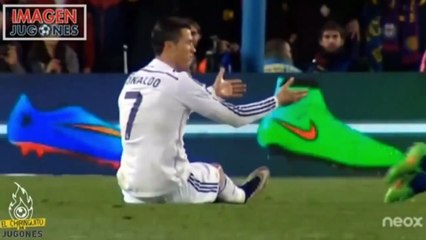 Cristiano Ronaldo tire l'oreille de Javier Mascherano pendant sa simulation