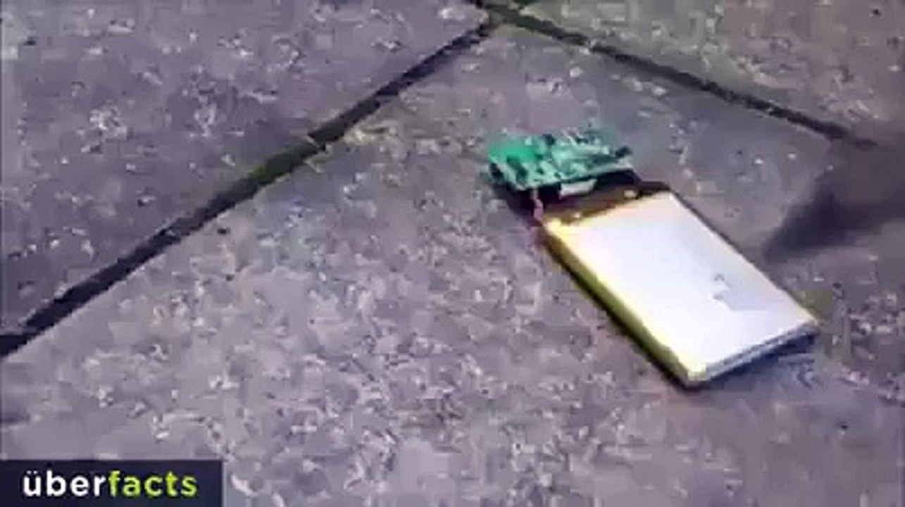 If You Poke Your Mobile Phone Battery With Help of Knife Then Sea The Fire