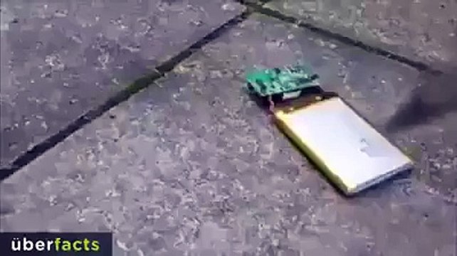 If You Poke Your Mobile Phone Battery With Help of Knife Then Sea The Fire