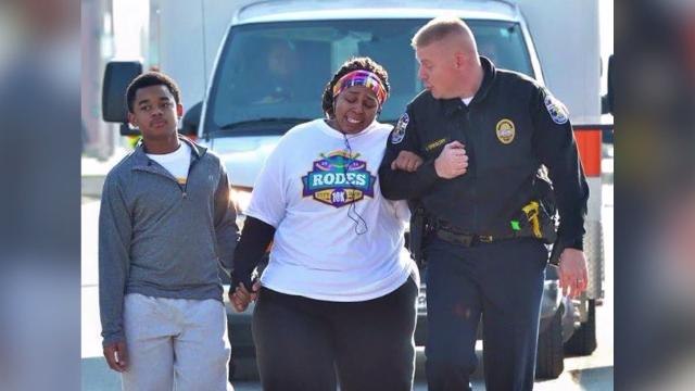 Inspiring Photos of A Cop Helping Runner Finish 10k Go Viral