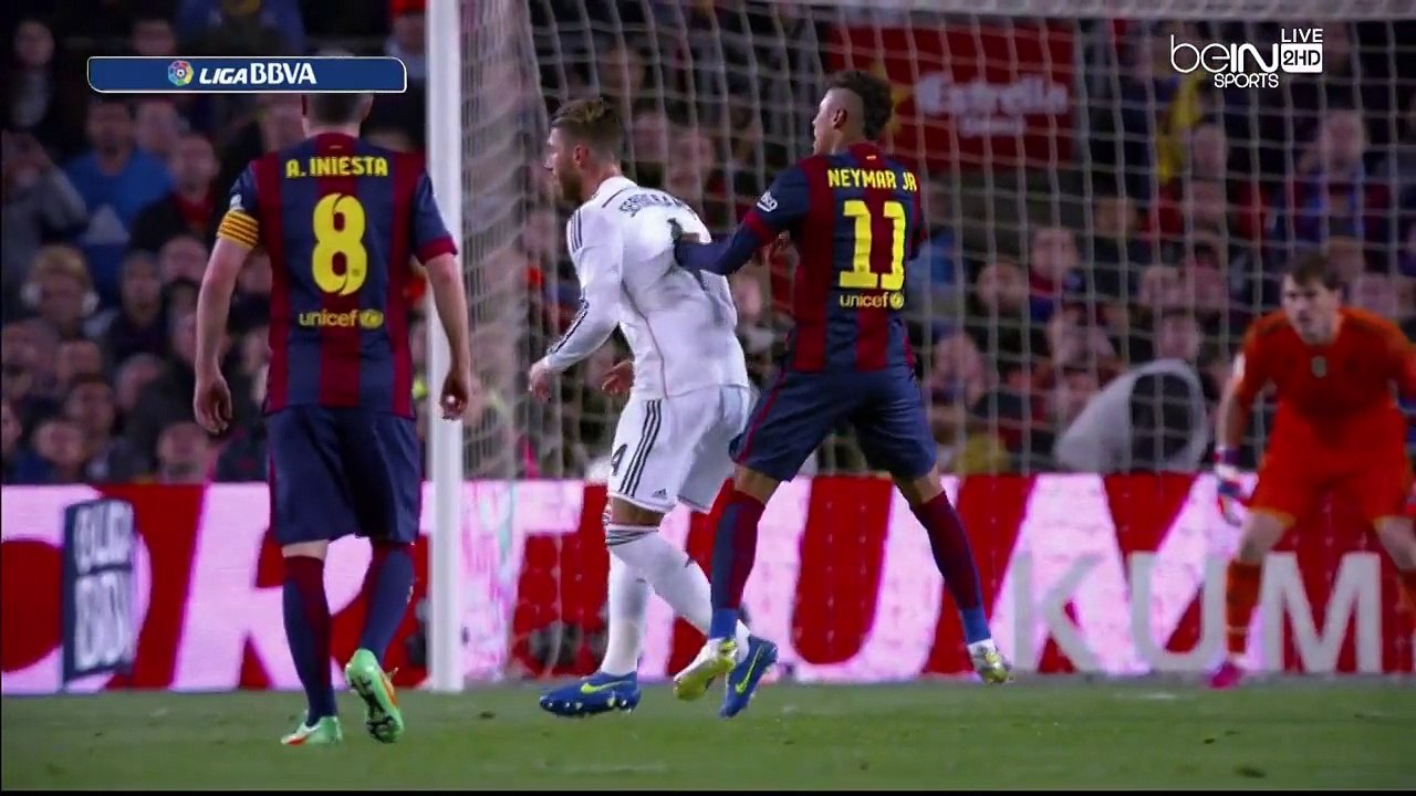 الشوط الأول لمباراة برشلونة وريال مدريد 2-1 في...