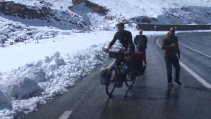 Bisikletiyle Dünyayı Turluyor