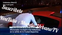 Aficionados insultan y golpean coches de jugadores de Real Madrid tras perder Clasico