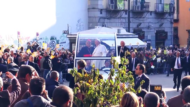 Napoli - Papa Francesco arriva a Piazza del Gesù (21.03.15)