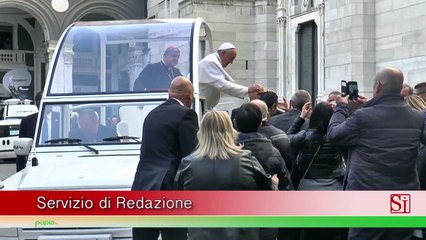 Скачать видео: Napoli - Papa Francesco va via dal Duomo sulla papa mobile (21.03.15)