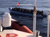 Lampedusa (AG) - Guardia costiera soccorre migranti al largo della Libia (19.03.15)