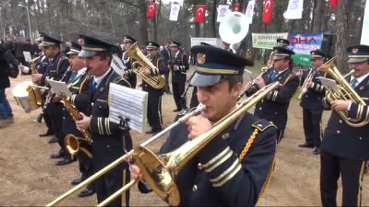 Bando Eşliğinde Dans Eden Öğrenciler Fidan Dikti