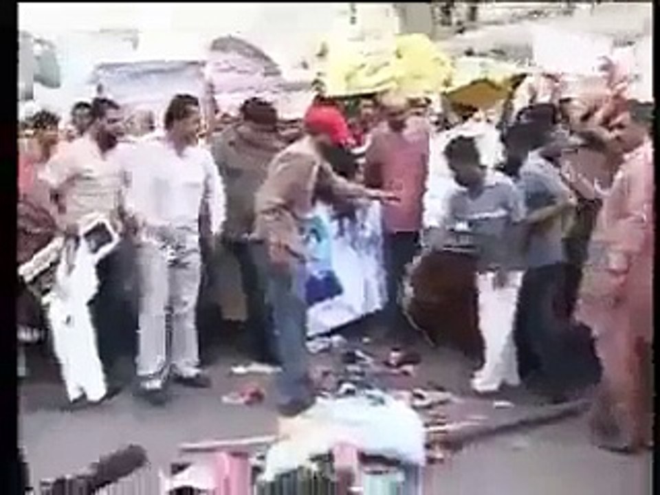 MQM Political workers abuses Altaf hussain
