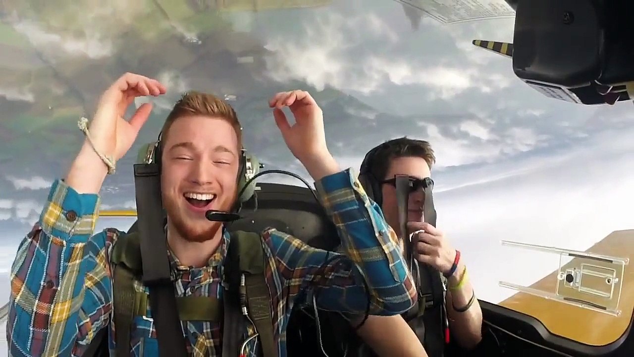 Crazy Stunt Pilot Tries to Scare Friends - Video - dailymotion