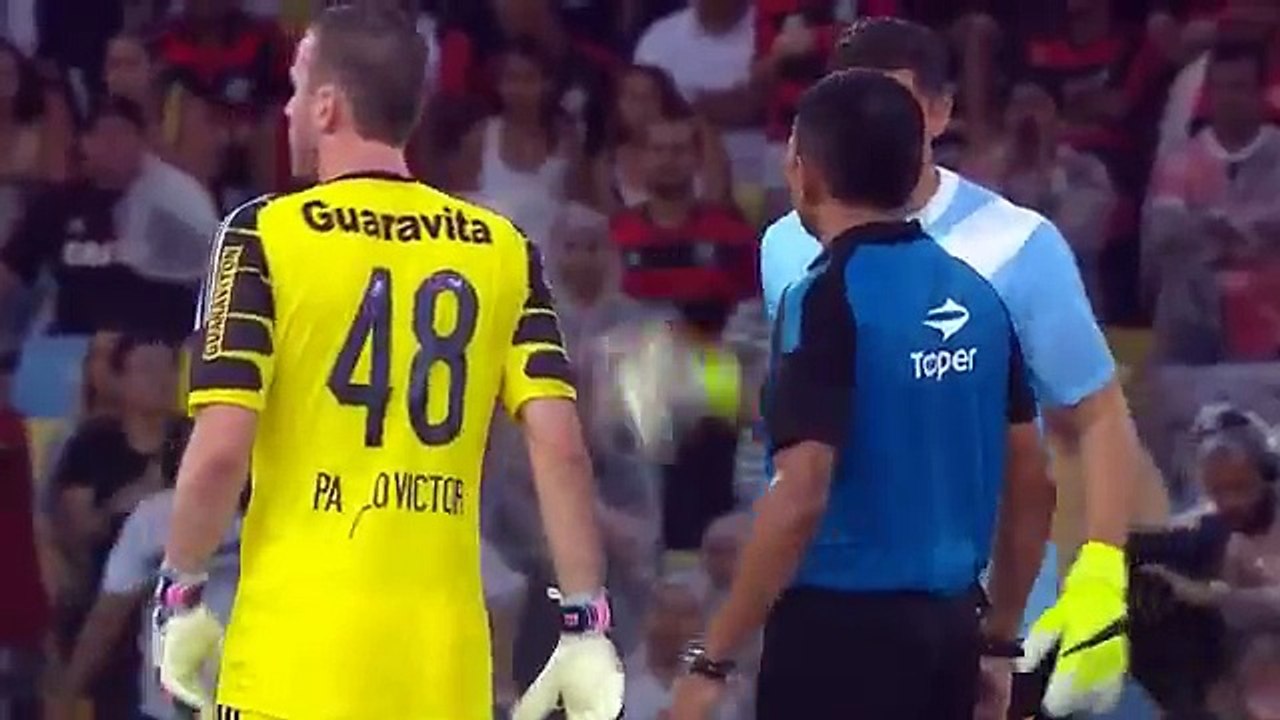 Flamengo - Vasco : 4 joueurs expulsés en deux secondes !