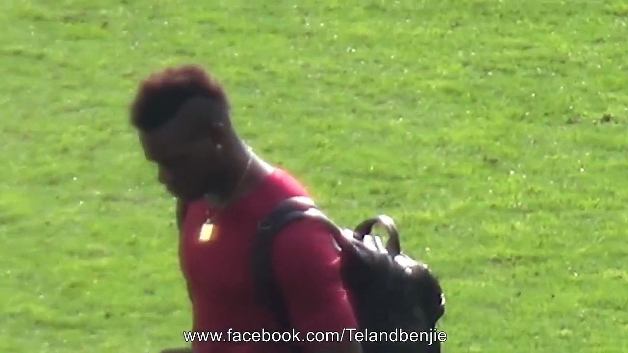 Moqué, Mario Balotelli fait un doigt aux supporters de Manchester