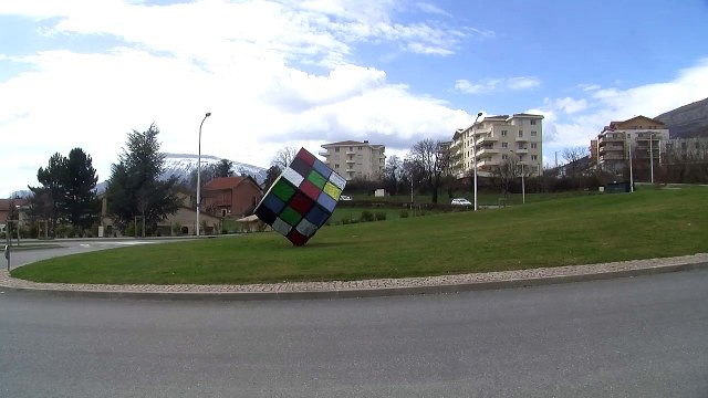 GAP: LA SCULPTURE SUR LE ROND POINT ROUTE DE VEYNES DEVIENT... UN RUBIK'S CUBE!