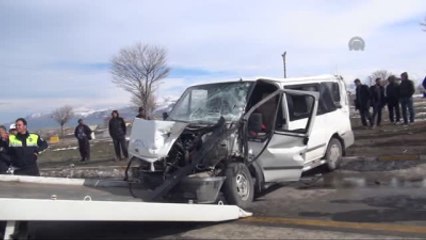 Tatvan'da Trafik Kazası: 8 Yaralı