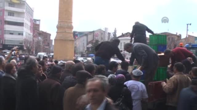 Ücretsiz Dağıtılan 2 Bin Fidan, 10 Dakikada Tükendi