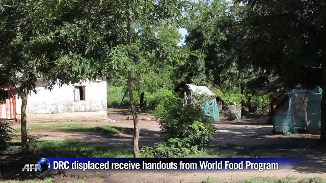 DRC displaced receive handout from World Food Program