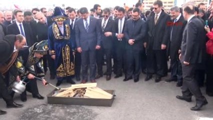 Erzincan'da Vali ve Rektör Nevruz Ateşinden Atladı