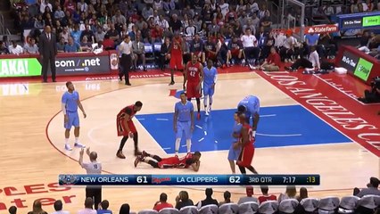 Eric Gordon se casse une dent en se tapant violemment la tête sur le parquet