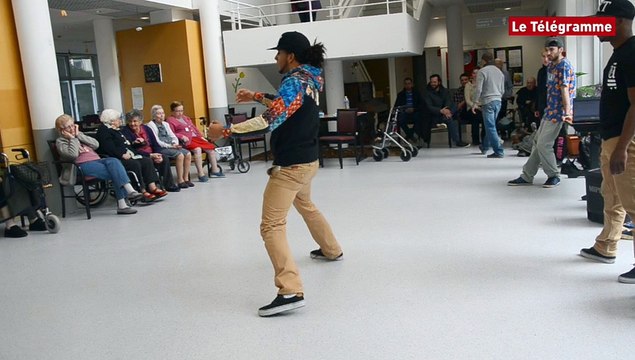 Saint-Brieuc. La danse hip-hop séduit les seniors d'un foyer-logements