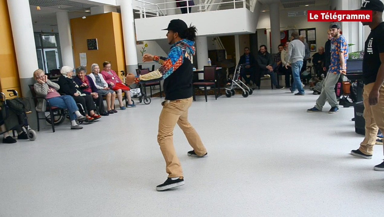 Saint-Brieuc. La danse hip-hop séduit les seniors d'un foyer-logements