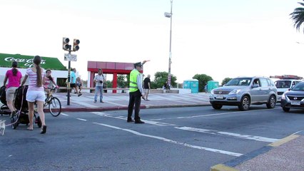 Asi funcionan el tránsito en la rambla sin  semaforos