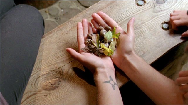 UN SORT POUR ÉLOIGNER LES TÉNÈBRES - Bande-annonce