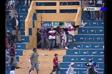 Cámara capta momento en que aficionada cartaginesa recibe pedrada en el Fello Meza