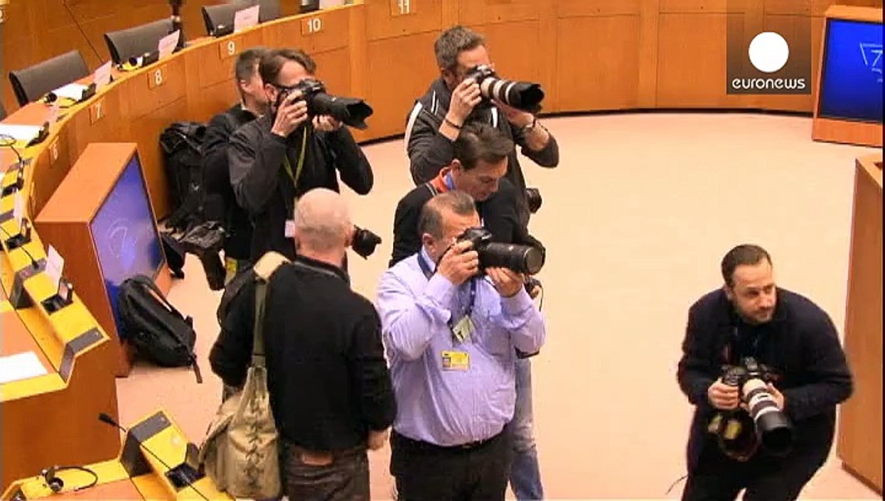 Draghi asegura que ya hay signos de mayor crédito en la eurozona y defiende su postura con Grecia