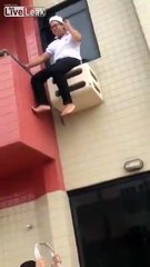 Foi tentar sair do apartamento pela sacada e se deu mal!