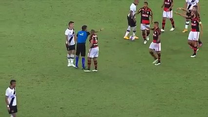 حكم يطرد أربع لاعبين في ثانيتين