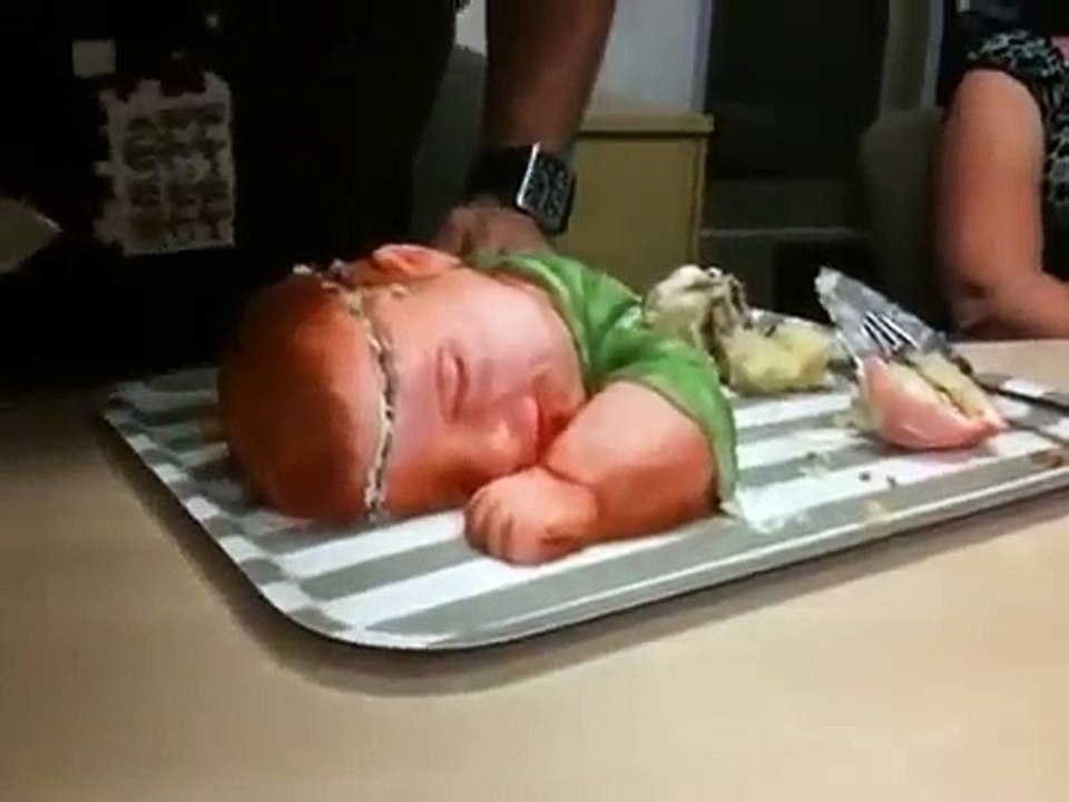 Il découpe un bébé...