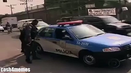 Un vrai thug ne se fait pas embarquer par la police ...