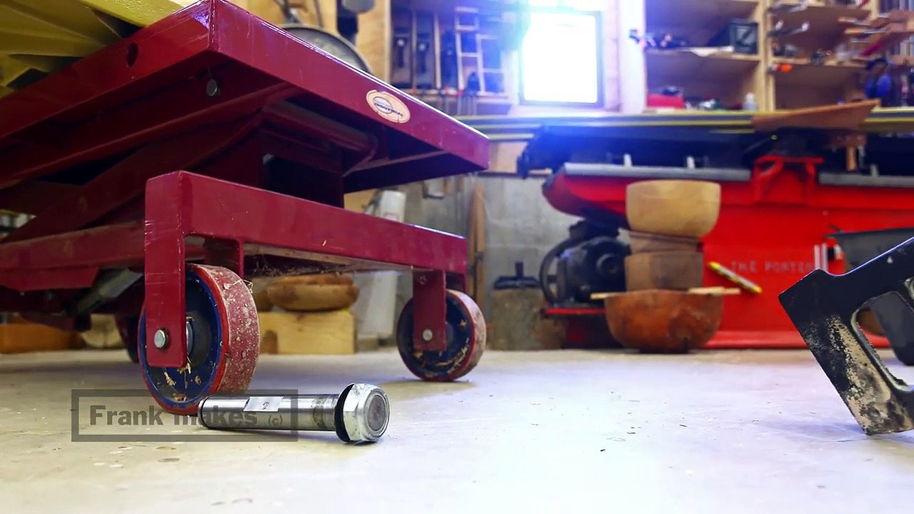 Assemblage d'une scie circulaire stationnaire en stop motion