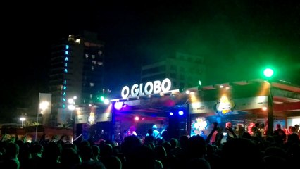 Banda Moveis Coloniais de Acaju ao vivo em Ipanema (1)