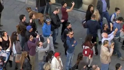 Cet homme est il suspendu dans le vide ?