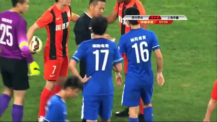 Des coéquipiers se chauffent pour un penalty