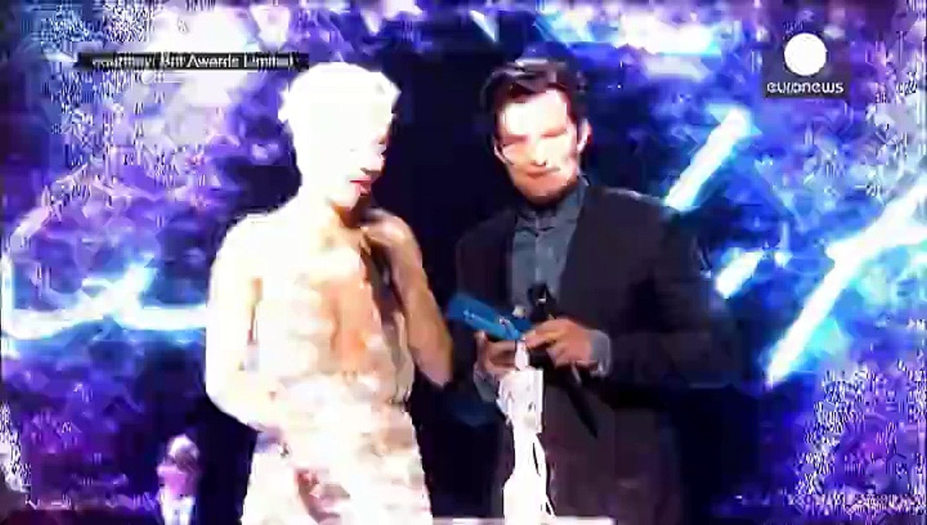 ⁣BRIT Awards 2015: гостя церемонії Мадонна впала зі сцени, але доспівала