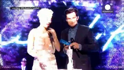 مادونا تتعثر وتسقط خلال توزيع جوائز بْرِيتْسْ غْلوبَلْ أوُّورْدْزْ