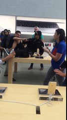 Un agent de sécurité s'embrouille avec un type dans un Apple Store
