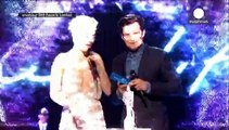 BRIT AWARDS 2015: Η θεαματική πτώση της Μαντόνα, ο Εντ Χάρις και η Τέιλορ Σουίφτ