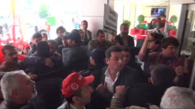 İzmir'de Disk'e Bağlı Nakliyat İş Sendikası Üyeleri Karşıyaka Hizmet Binasını Bastı