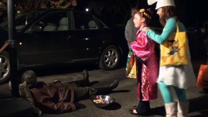 SCARING PEOPLE ON HALLOWEEN PART 3!