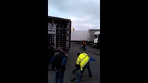 Des camionneurs frappent des immigrants clandestins à Calais