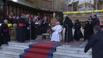 Le Pape François 1er assailli par des nonnes groupies à Naples